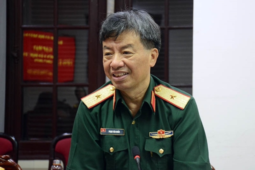 Major General Pham Van Huan - former Editor-in-Chief of the People's Army Newspaper was awarded the Third-class Military Service Order. He is also an official of the Expert Group of Steering Committee 35 of the Central Military Commission receiving a retirement decision according to regulations. Photo: Ministry of National Defense