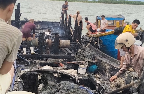 Fishermen's fishing boat after the fire. Photo: Cua Viet Port Border Guard Station