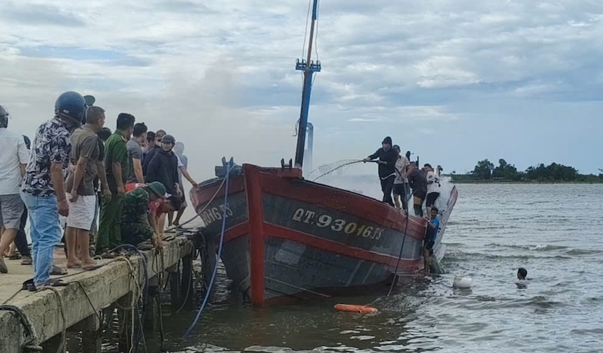 Lực lượng chức năng và người dân hỗ trợ dập tắt đám cháy trên tàu cá. Ảnh: Đồn Biên phòng Cửa khẩu cảng Cửa Việt
