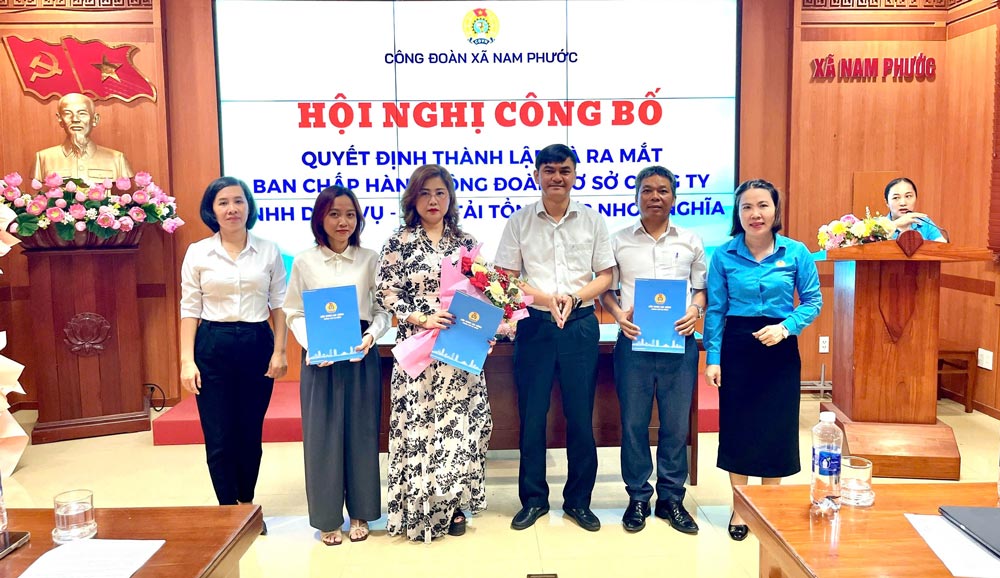 Công đoàn xã Nam Phước phát triển đoàn viên mới trong doanh nghiệp. Ảnh: Công đoàn Nam Phước cung cấp