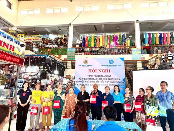 Công đoàn xã Nam Phước, Đà Nẵng tổ chức và phối hợp tổ chức 5 đợt tuyên truyền, tư vấn, đối thoại về chính sách BHXH, BHYT, BHTN cho đoàn viên, người lao động, thanh niên, hội viên phụ nữ, ngư dân và tiểu thương. Ảnh: Công đoàn Nam Phước cung cấp