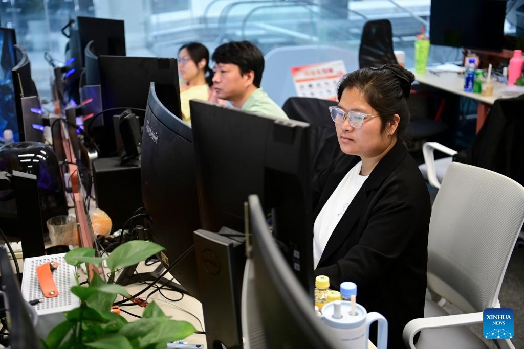 AI đang dần hiện diện trong các công việc dễ dàng tự động hóa, từ chăm sóc khách hàng, giám sát hệ thống đến xử lý dữ liệu. Ảnh: Xinhua