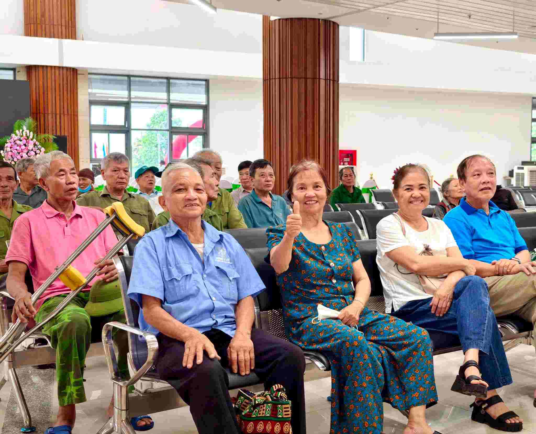 Không phải ca bệnh cấp cứu, những bệnh nhân đầu tiên của Bệnh viện Hữu nghị Việt Đức cơ sở Ninh Bình là người có công. Ảnh: BVCC