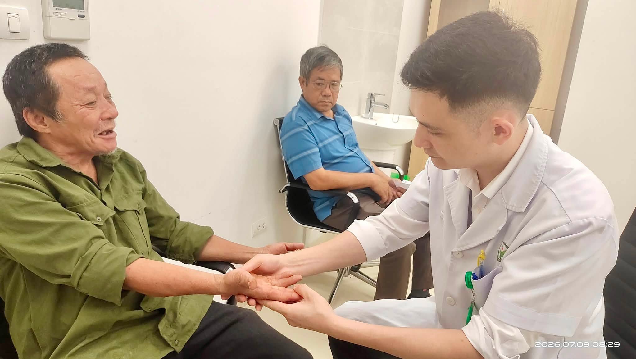 Không chỉ tận tình tư vấn, chăm sóc sức khỏe, mỗi y bác sĩ còn gửi gắm trong từng cuộc gặp gỡ lòng biết ơn và sự tri ân sâu sắc đối với những người đã cống hiến, hy sinh vì độc lập, tự do của Tổ quốc. Mỗi lời hỏi thăm, mỗi cái bắt tay không chỉ thể hiện trách nhiệm của người thầy thuốc mà còn là sự sẻ chia, gắn kết và tình cảm chân thành dành cho những người có công với đất nước. Ảnh: BVCC