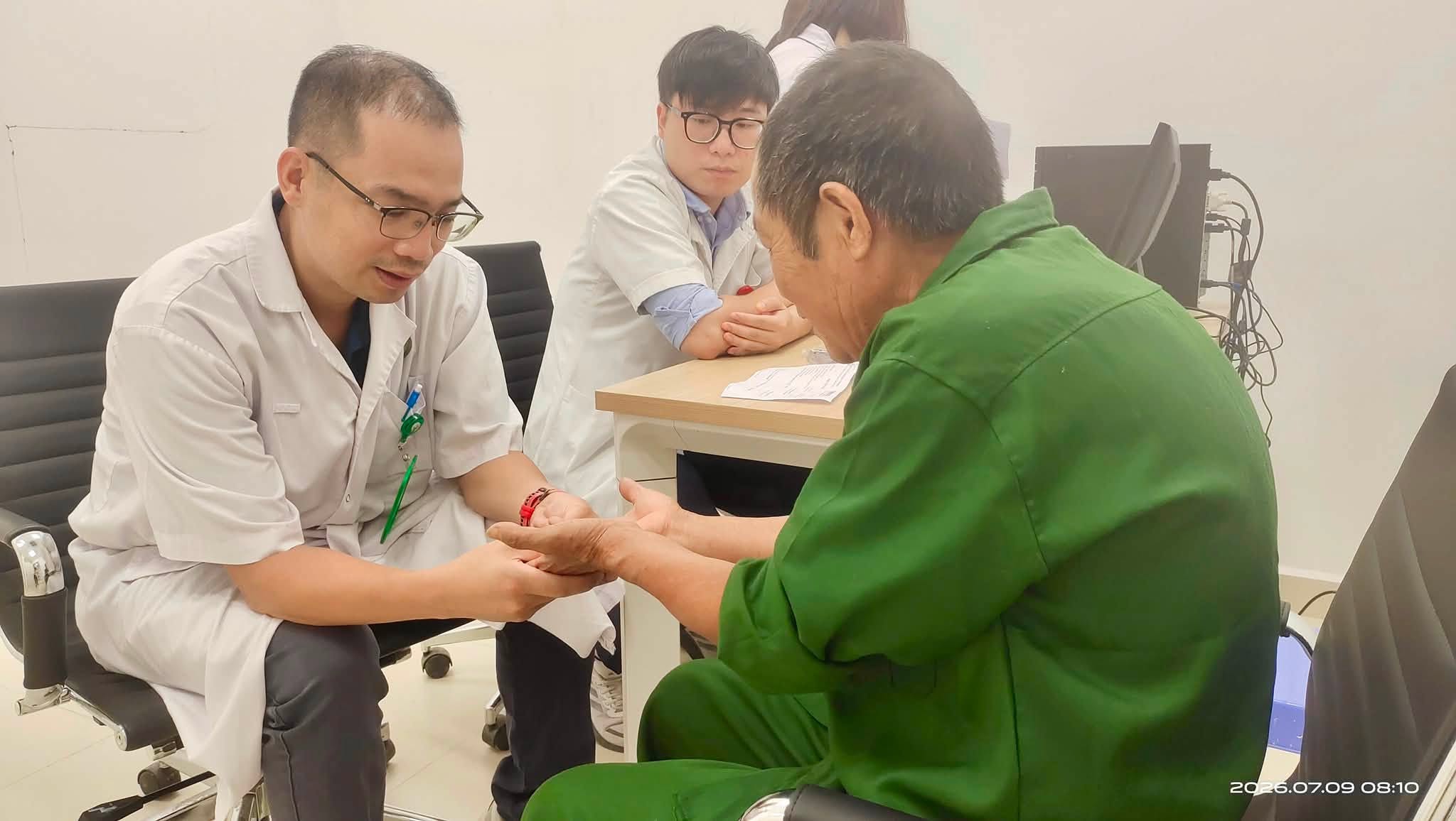 Hướng tới kỷ niệm Ngày Thương binh - Liệt sĩ 27.7, chương trình là hoạt động thiết thực góp phần lan tỏa đạo lý “Uống nước nhớ nguồn“, đồng thời khẳng định sứ mệnh và trách nhiệm xã hội của Bệnh viện Hữu nghị Việt Đức trong hành trình chăm sóc sức khỏe nhân dân, luôn lấy người bệnh làm trung tâm và không ngừng lan tỏa những giá trị nhân văn đến cộng đồng. Ảnh: BVCC