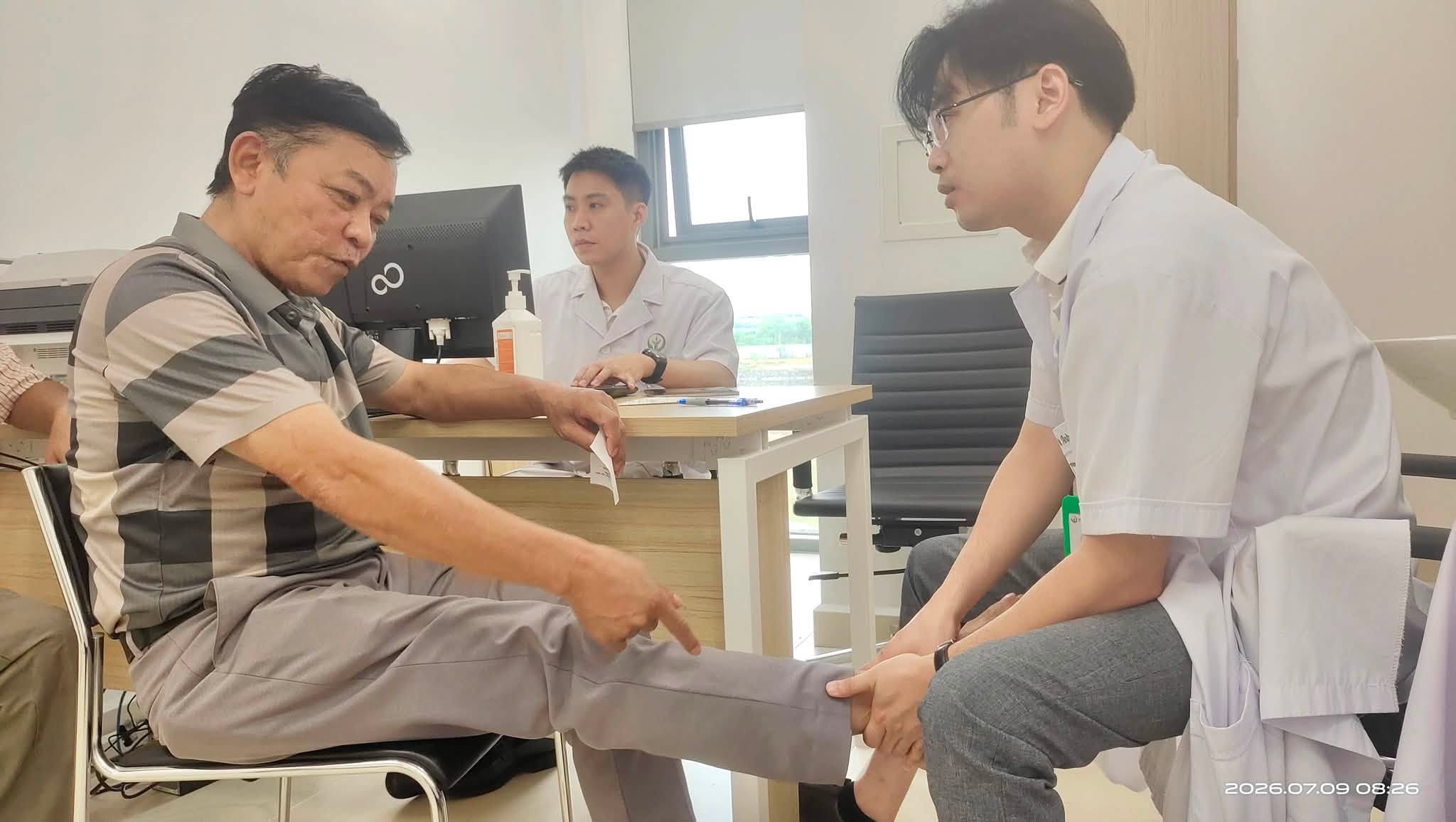 Người dân được trực tiếp thăm khám, tư vấn sức khỏe bởi đội ngũ chuyên gia, bác sĩ đầu ngành của Bệnh viện Hữu nghị Việt Đức trên hệ thống trang thiết bị y tế hiện đại, đồng bộ, qua đó được tiếp cận các dịch vụ y tế chất lượng cao ngay tại địa phương. Ảnh: BVCC