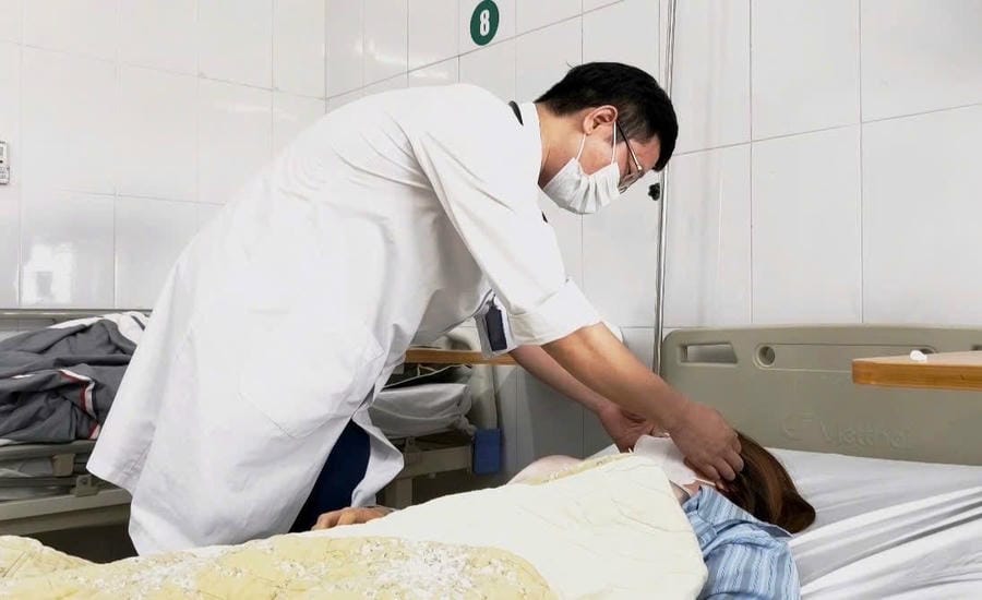 A female patient (32 years old, Me Linh, Hanoi) suffered from subcutaneous cellulite in the face area due to self-exposed acne, and had to be hospitalized for treatment. Photo: Central Tropical Diseases Hospital