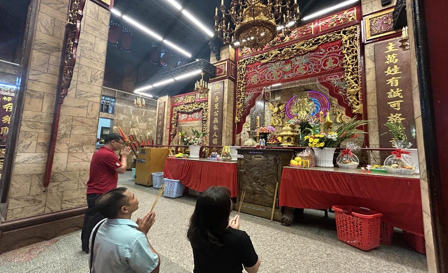 Khách hành hương lặng lẽ xếp hàng dâng hương, người chắp tay khấn nguyện. Ảnh: Lương Hạnh