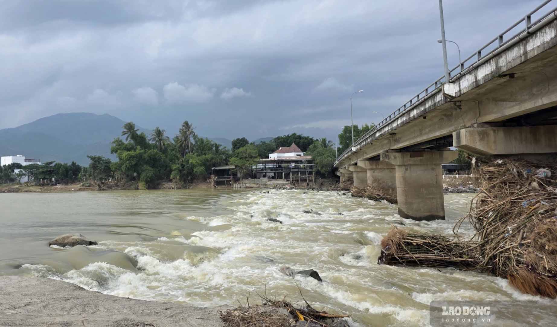 Functional agencies in Khanh Hoa dismantle the saltwater dam that once caused historic flooding in the Nha Trang area. Photo: Huu Long