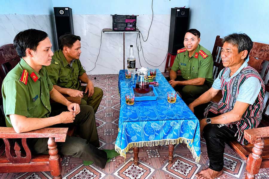 Công an xã Ba Vinh gặp gỡ, thăm hỏi già làng, người có uy tín và các nghệ nhân trên địa bàn. Ảnh: Cổng TTĐT Công an tỉnh Quảng Ngãi