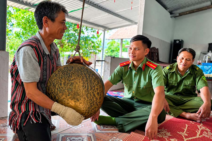 Close encounters, imbued with military-civilian affection amidst the gong sounds bearing the identity of the Hre people. Photo: E-Portal of Quang Ngai Provincial Police