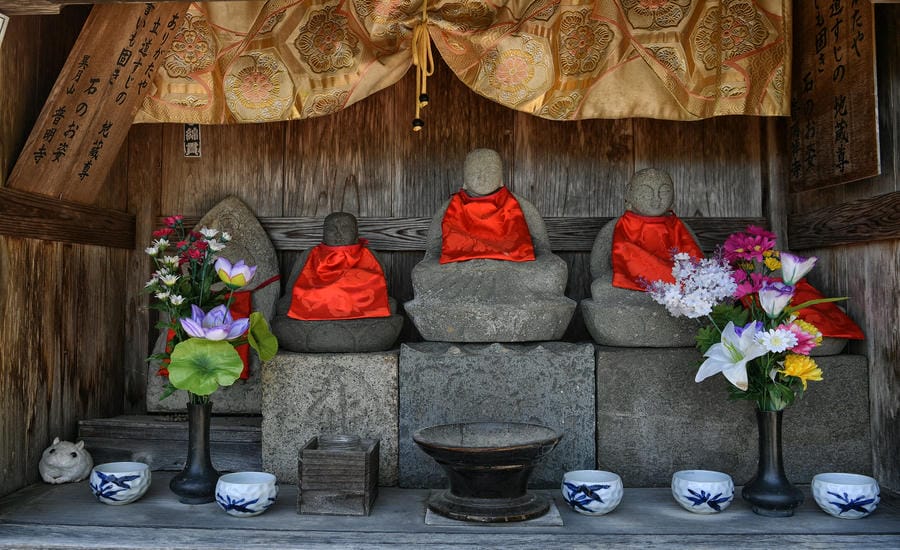 Những bức tượng Jizō bằng đá vẫn là một phần không thể thiếu trong đời sống tâm linh thường nhật ở vùng nông thôn Nhật Bản.