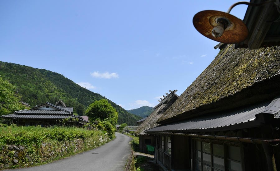 Một con đường yên tĩnh uốn lượn qua Miyama, nơi những ngôi nhà mái tranh truyền thống vẫn là một phần của cuộc sống thường nhật.