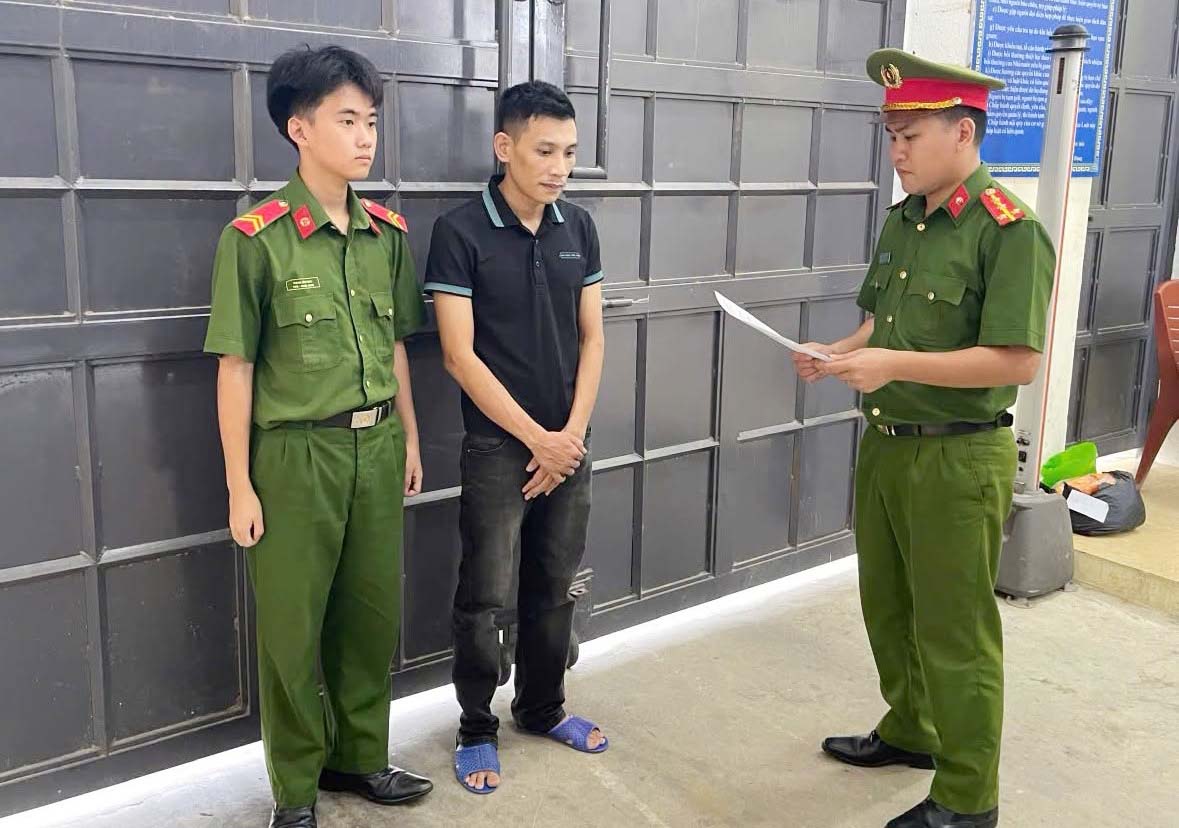 Prosecuting subject Dang The Anh for the act of illegally possessing narcotics. Photo: Ha Tinh Police