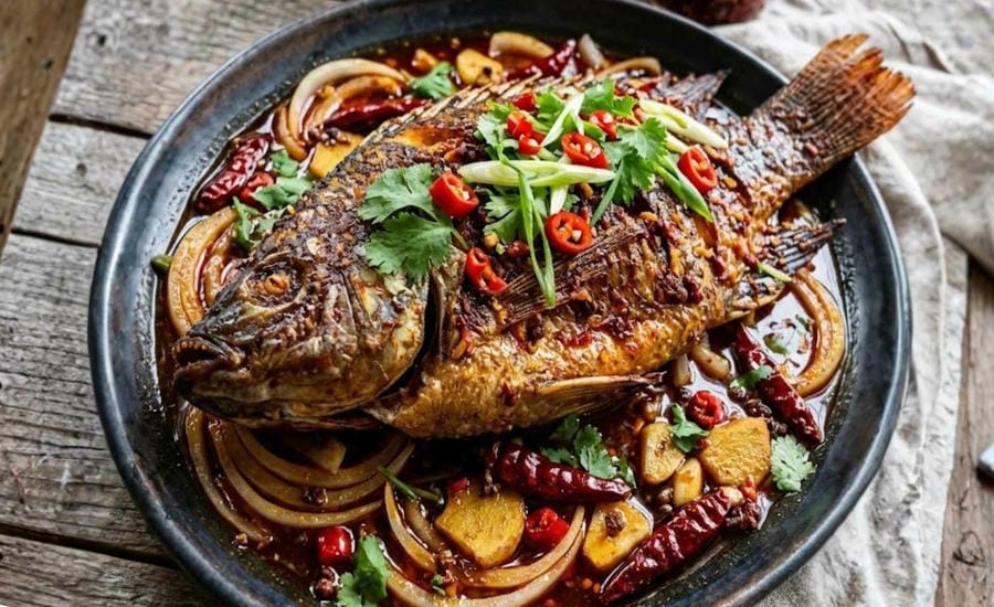 Spicy grilled tilapia stands out with a rich sauce, soft and sweet fish meat and attractive aromas from ginger, garlic, dried chili and peppercorns. Photo: AI