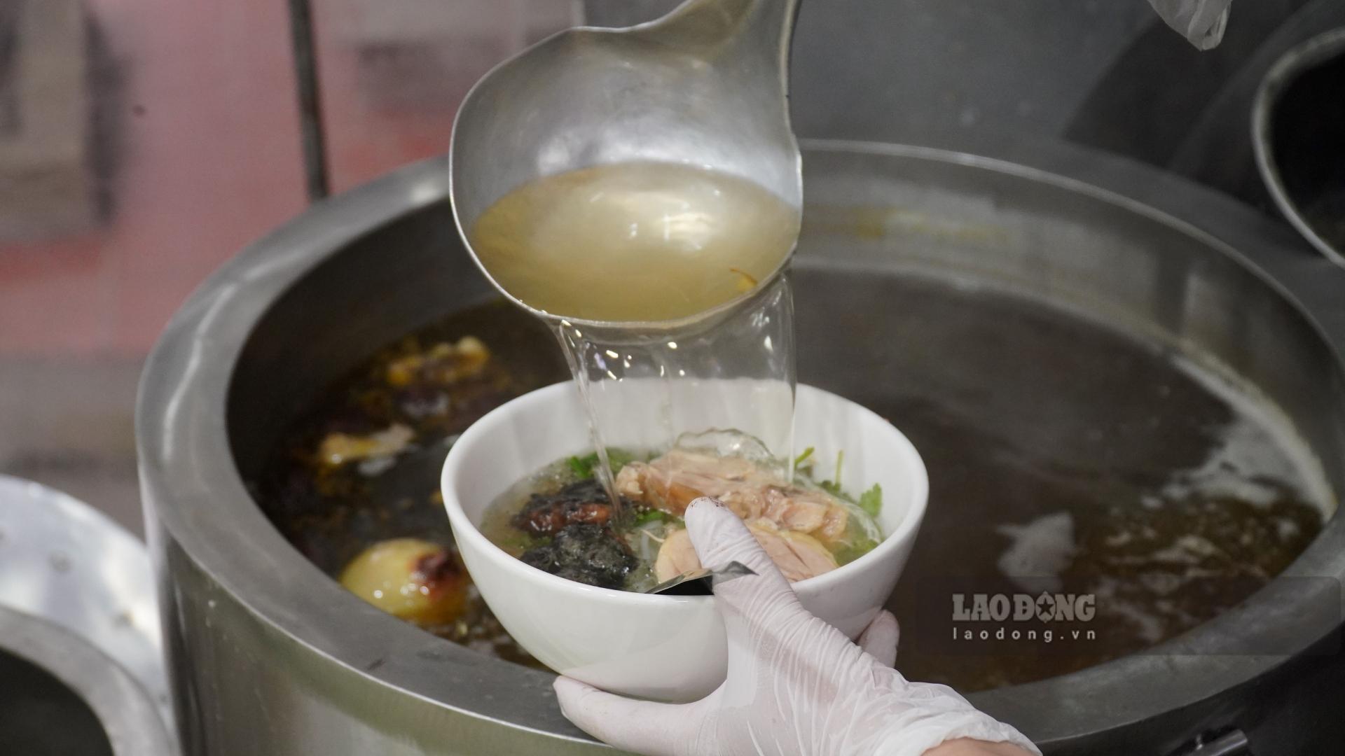 Bát phở chả kết hợp nước dùng trong, ngọt thanh cùng chả lá xương sông tạo nên hương vị riêng khó nhầm lẫn. Ảnh: Minh Vũ
