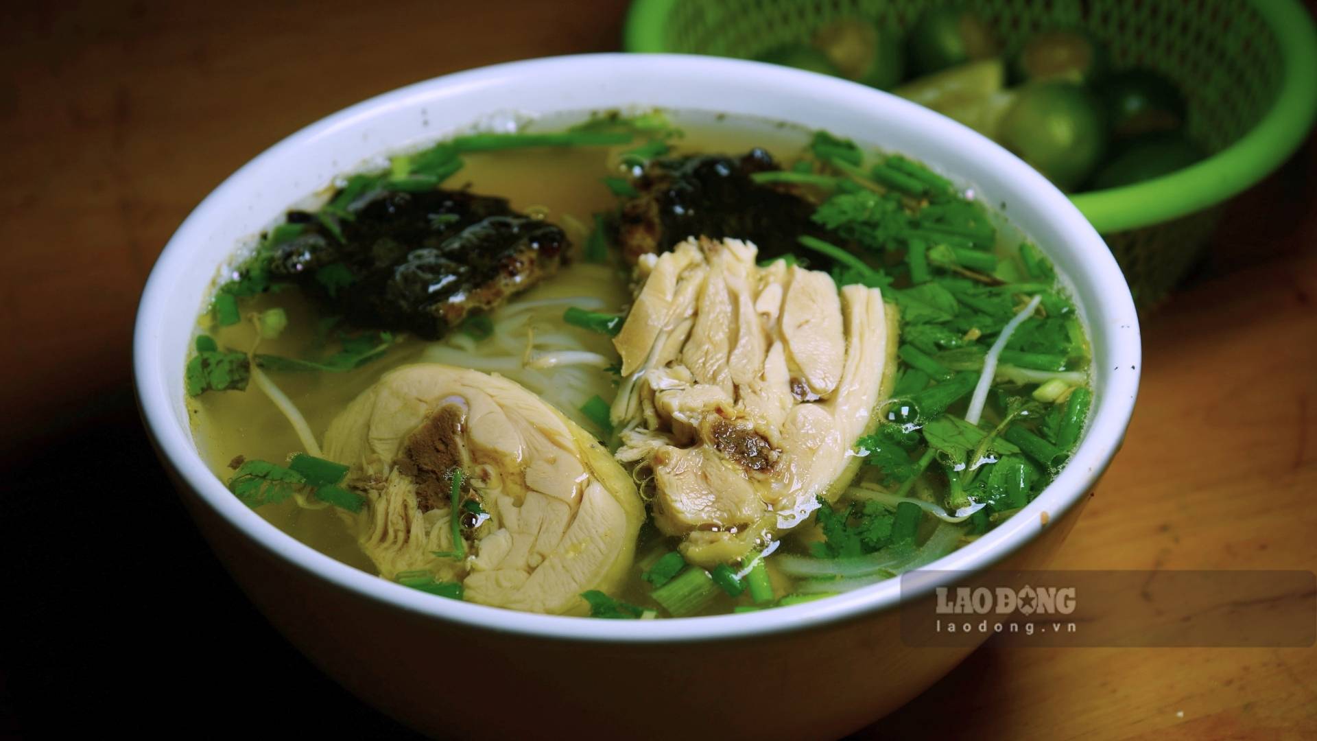 Phở bò chả và phở gà chả là hai món được nhiều thực khách lựa chọn khi đến quán. Ảnh: Minh Vũ
