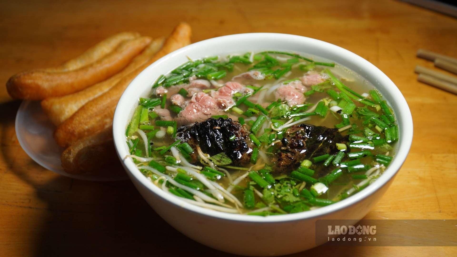 Un bol de phở bò chả attrayant avec du bœuf tendre, du chả lá xương sông parfumé et un bouillon sucré et léger. Photo: Minh Vũ