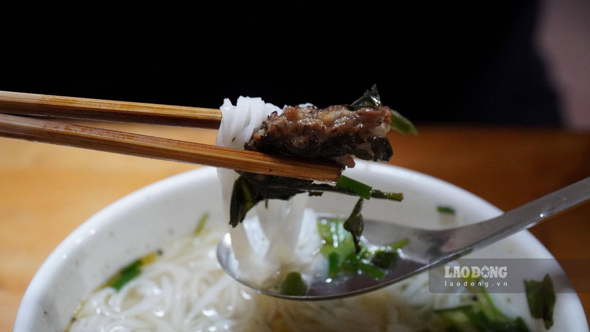 Chả được nướng vừa tới, giữ độ mềm bên trong và lớp lá xương sông thơm nhẹ bên ngoài. Ảnh: Minh Vũ