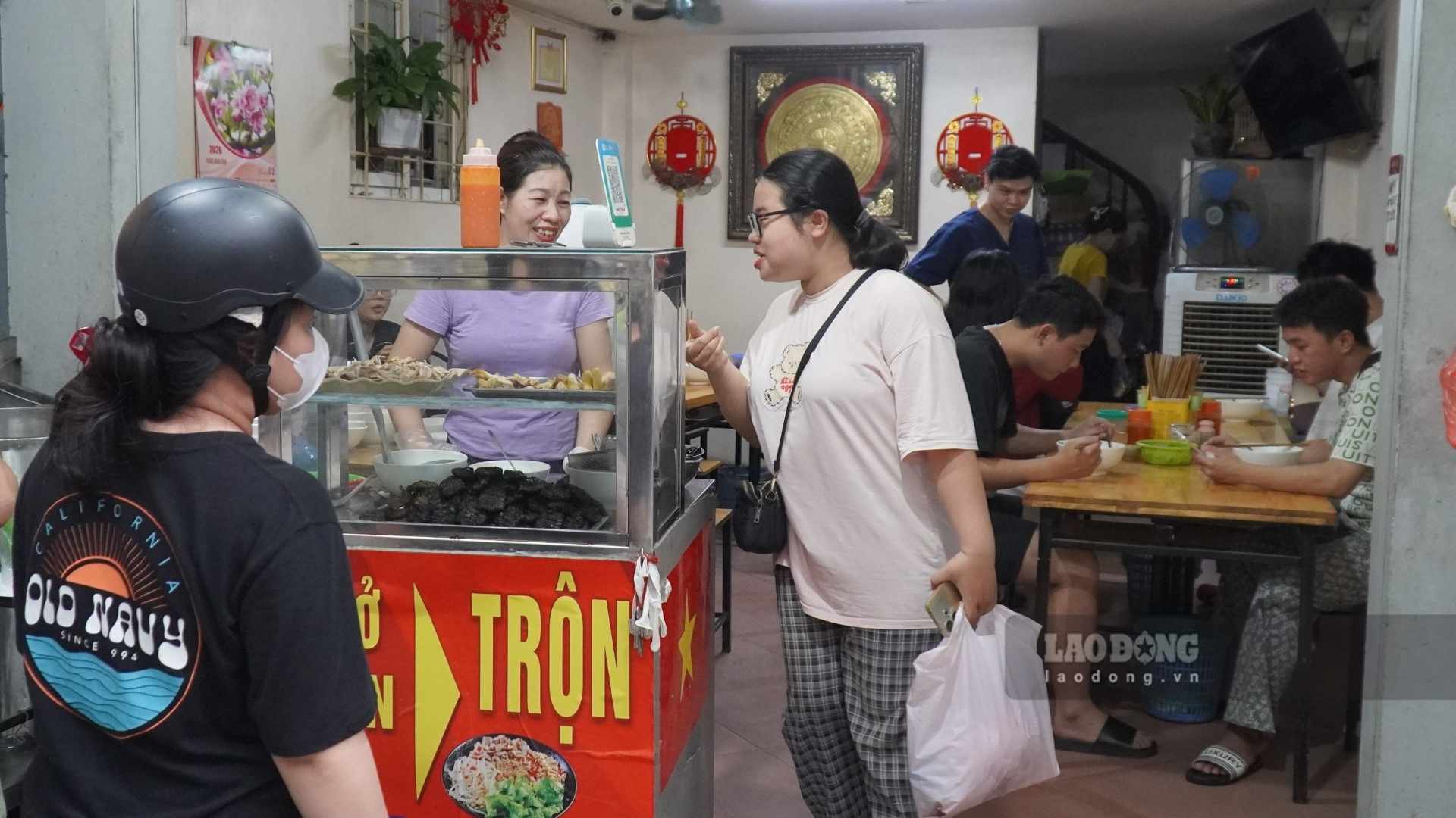 Nhờ hương vị độc đáo của chả lá xương sông, quán phở tại Tân Triều ngày càng được nhiều thực khách tìm đến trải nghiệm. Ảnh: Minh Vũ