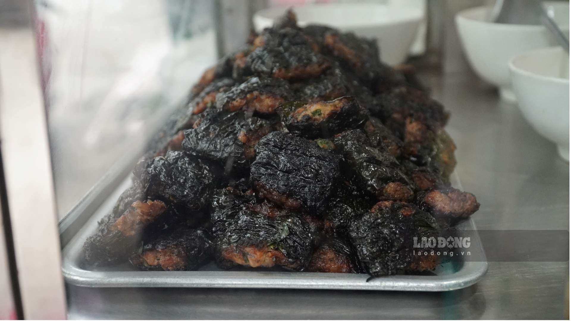 Chả lá xương sông được nướng vàng, dậy mùi thơm, trở thành “điểm nhấn” trong bát phở của quán. Ảnh: Minh Vũ