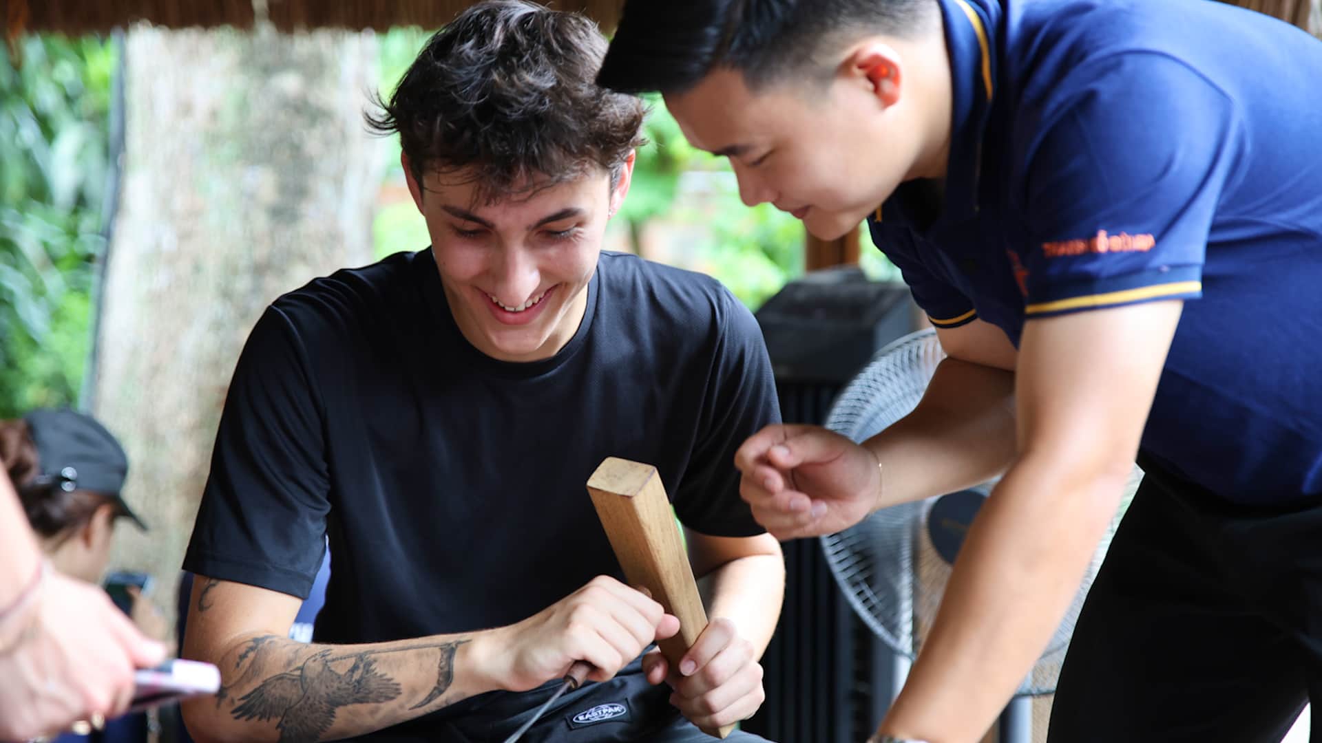 Creando a mano en madera, los turistas extranjeros entienden mejor el oficio tradicional vietnamita. Foto: Văn Miếu - Quốc Tử Giám