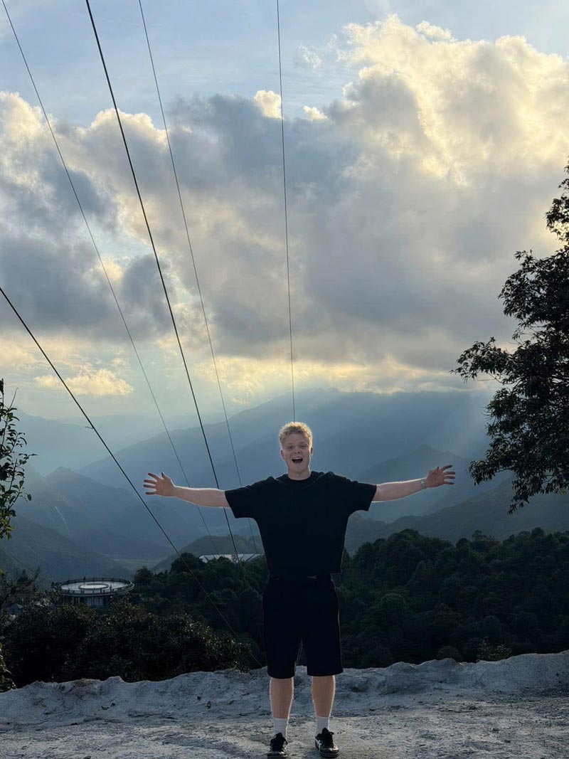 Tourist Andrei saves memorable moments on his journey to explore the beauty of Sa Pa. Photo: Character provided