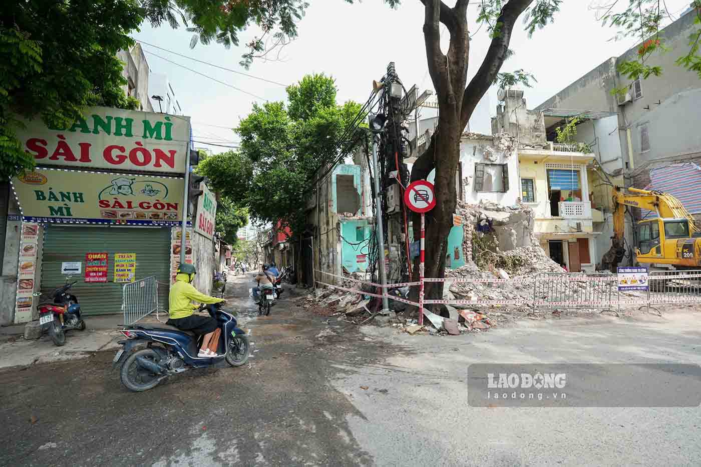 Cau Giay Ward is deploying site clearance to expand alley 381 Nguyen Khang. Photo: Song Huu