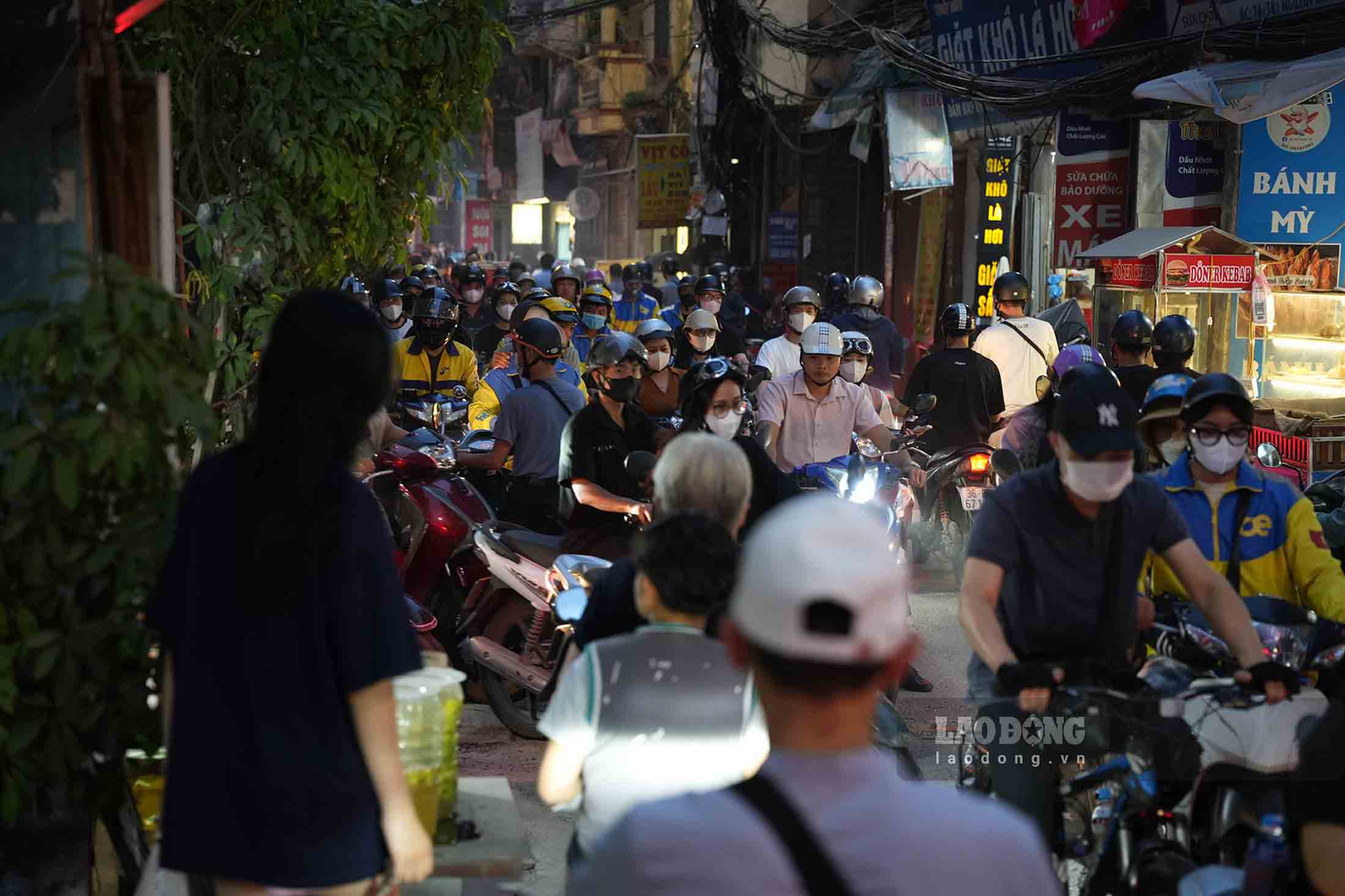 Ngõ 381 Nguyễn Khang thường xuyên ùn tắc vào giờ cao điểm. Ảnh: Sóng Hữu