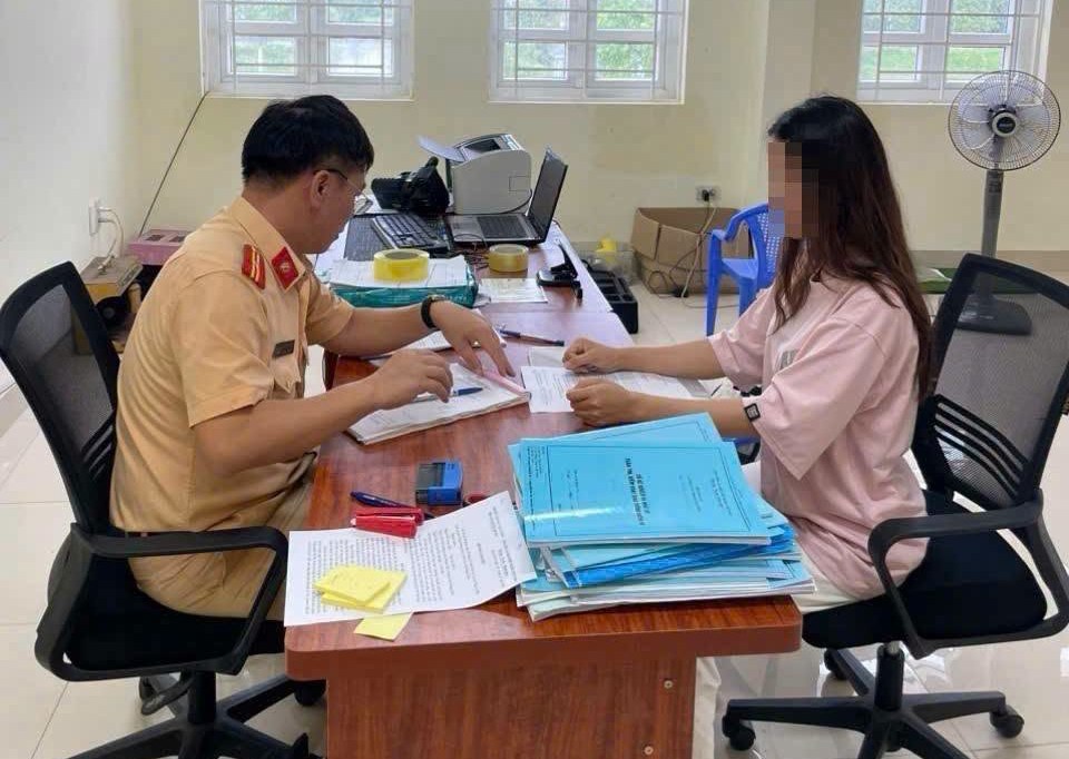 Traffic police fine a driver after receiving feedback from people. Photo: Traffic Police Department