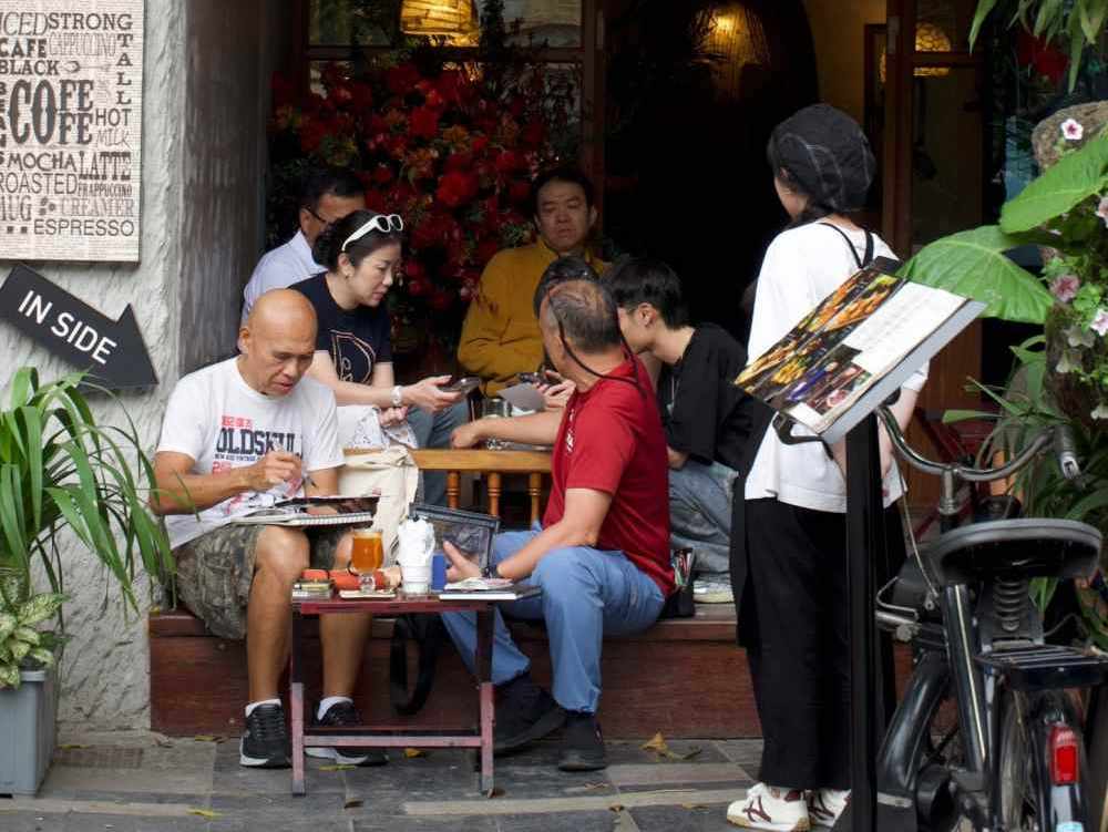 Nhiều chủ nhà hàng, quán cà phê còn mơ hồ với cách thu và tính tiền phí bản quyền khi phát nhạc phục vụ kinh doanh. Ảnh: Chí Long