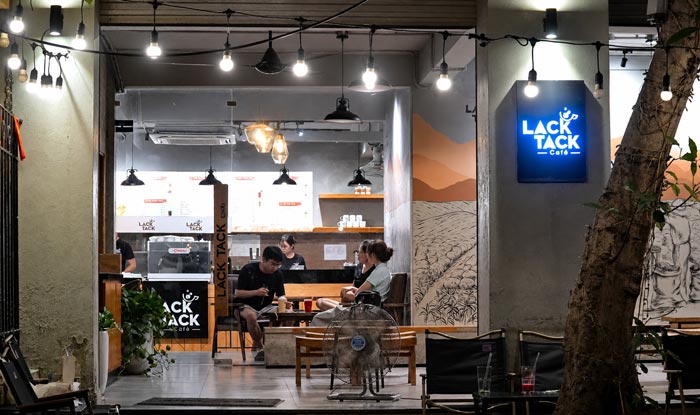 Cafes often turn on music to reduce conversation noise, creating a comfortable atmosphere for customers to relax. Photo: Minh Vu