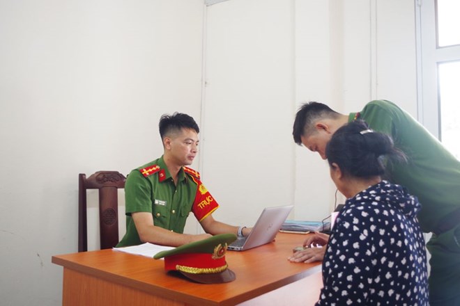 Cán bộ Công an xã Hoằng Hóa tiếp nhận tin báo, hỗ trợ người phụ nữ tránh bẫy lừa đảo qua mạng. Ảnh: Công an Thanh Hóa