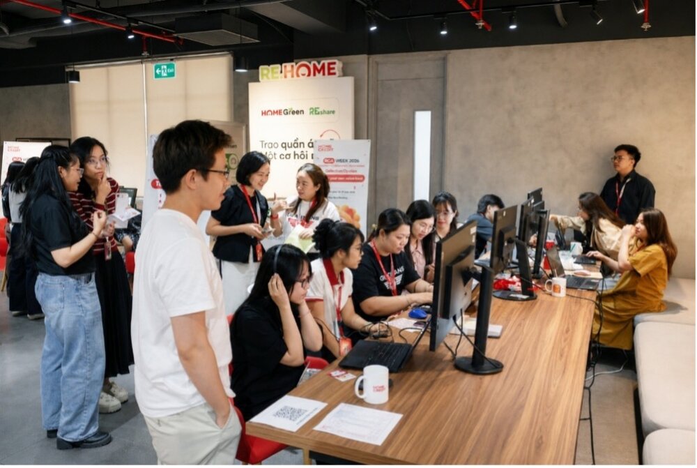 Nhân viên Home Credit Việt Nam tìm hiểu các ứng dụng dữ liệu tại Data Drive Expo. Ảnh Home Credit