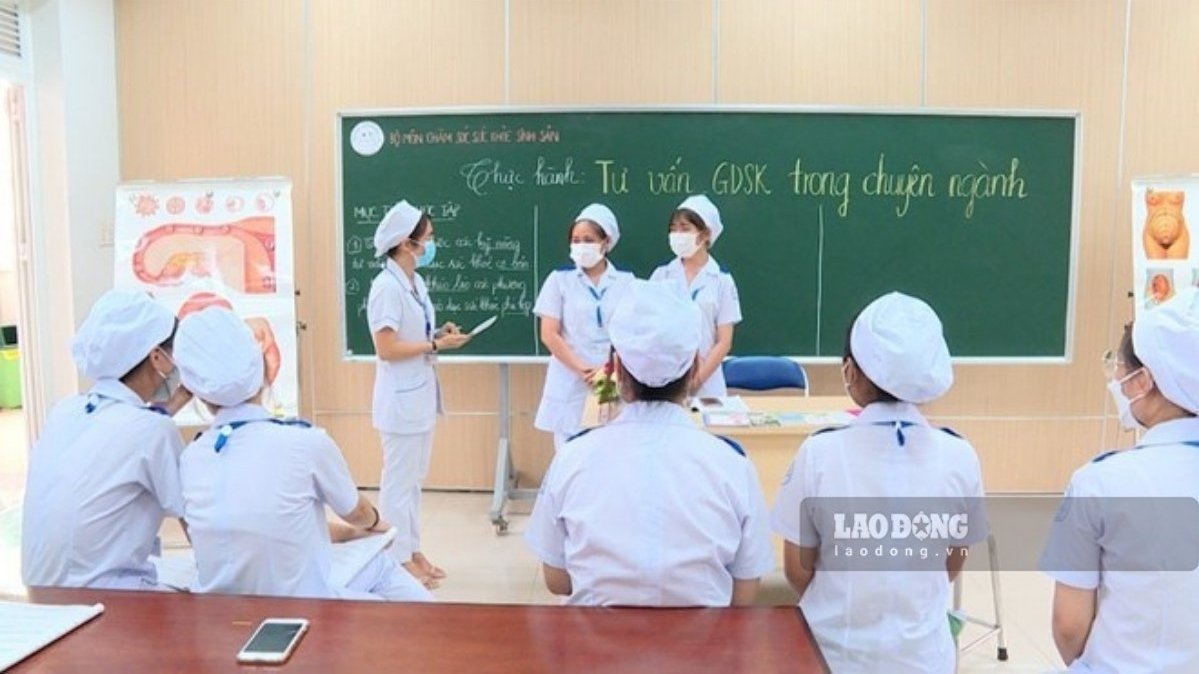 Many schools have set a floor score for receiving applications for admission in the 2026 enrollment. Photo: Ha Anh Chien