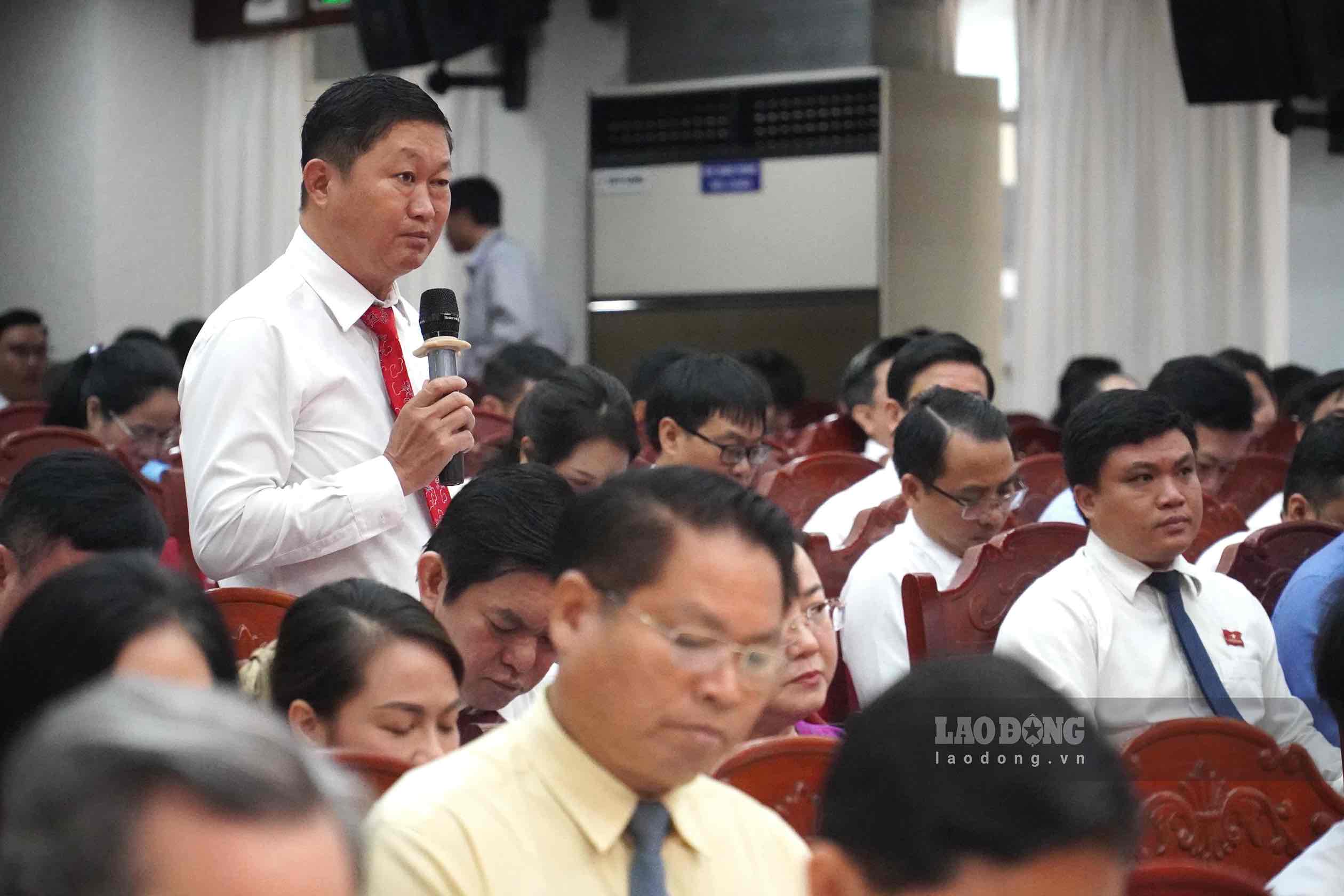 Đại biểu HĐND TP Đồng Nai tham gia chất vấn tại Kỳ họp. Ảnh: HAC