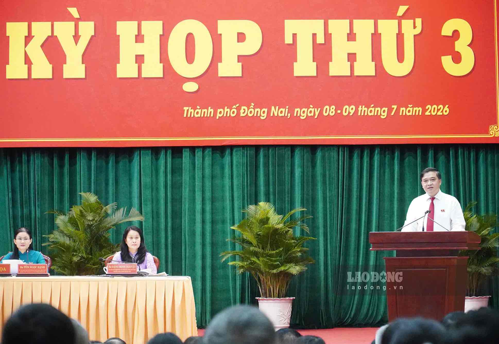 Vice Chairman of Dong Nai City People's Committee Ho Van Ha answers questions about the progress of site clearance for key projects. Photo: HAC