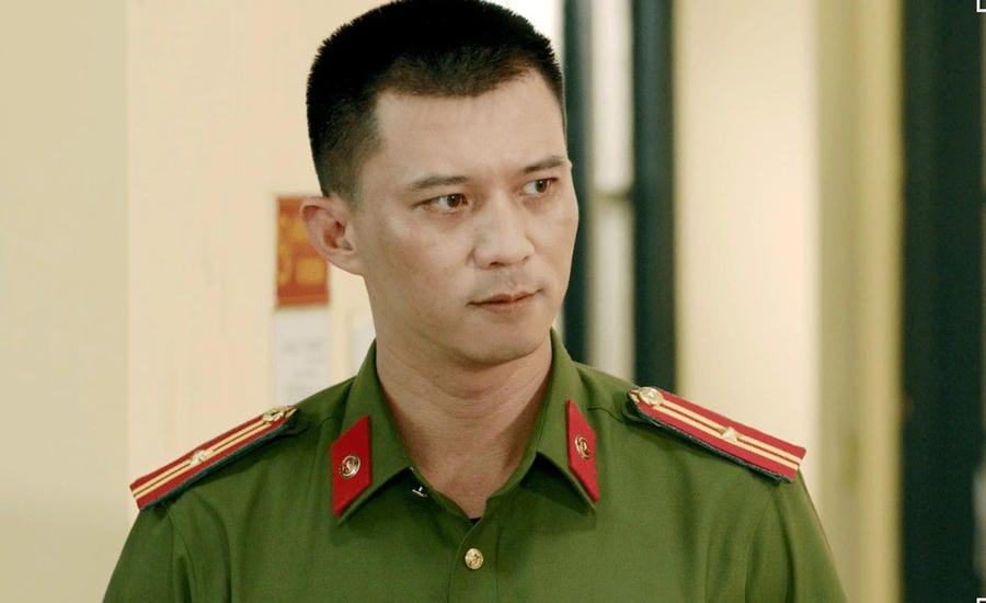 Actor Ha Viet Dung has played the role of a police officer on screen many times. Photo: Character provided