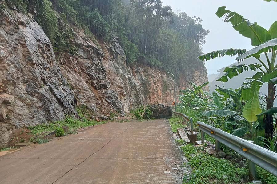 The Chieng Khoi (Yen Chau) - Phieng Khoai road has rocks rolling down the road surface after heavy rain. Photo: Son La Provincial e-Portal