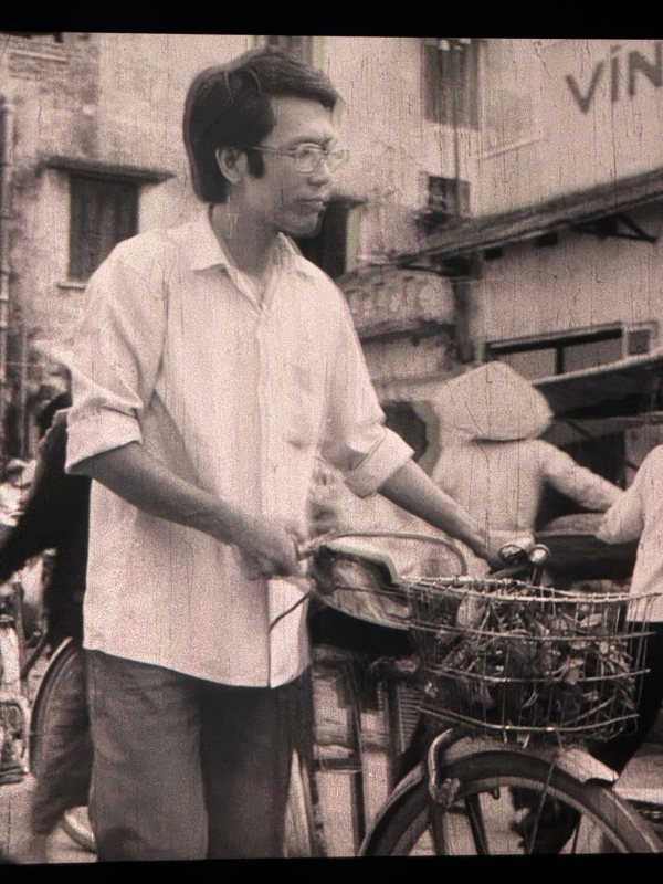 Đạo diễn Tất Bình thời trẻ, đóng phim “Hy vọng cuối cùng“. Ảnh: Viện phim