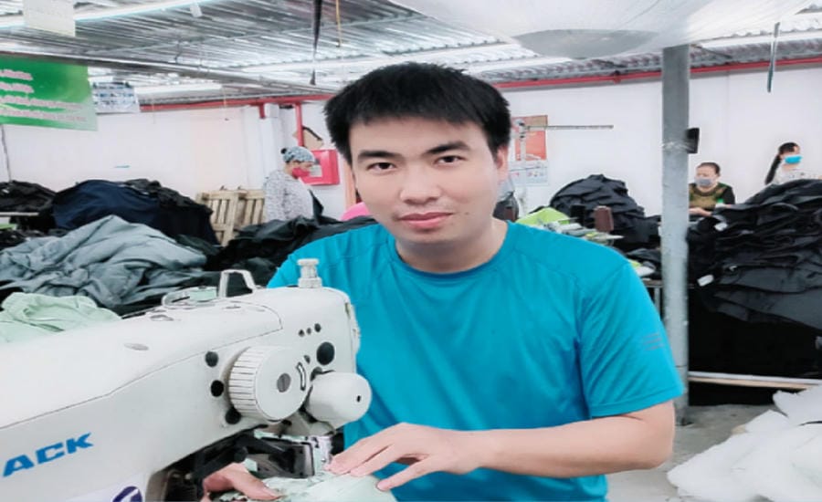 Anh Nguyễn Văn Hậu - công nhân gá cữ tại một doanh nghiệp may mặc ở Ninh Bình. Ảnh: Nhân vật cung cấp
