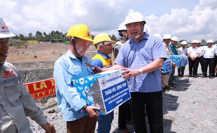 Mr. Do Duc Hung - Member of the Executive Committee of the Vietnam General Confederation of Labor, Chairman of the Vietnam Electricity Trade Union (right) presents gifts to workers at the construction site. Photo: EVN Trade Union