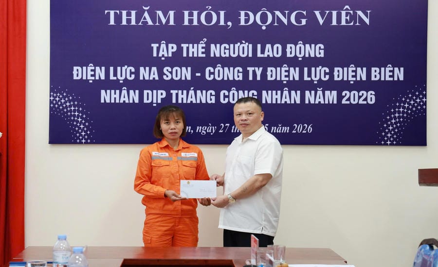 Ông Trần Tuấn Khanh - Chủ tịch Công đoàn Tổng công ty Điện lực miền Bắc thăm hỏi, trao quà cho công nhân có hoàn cảnh khó khăn. Ảnh: Nhân vật cung cấp