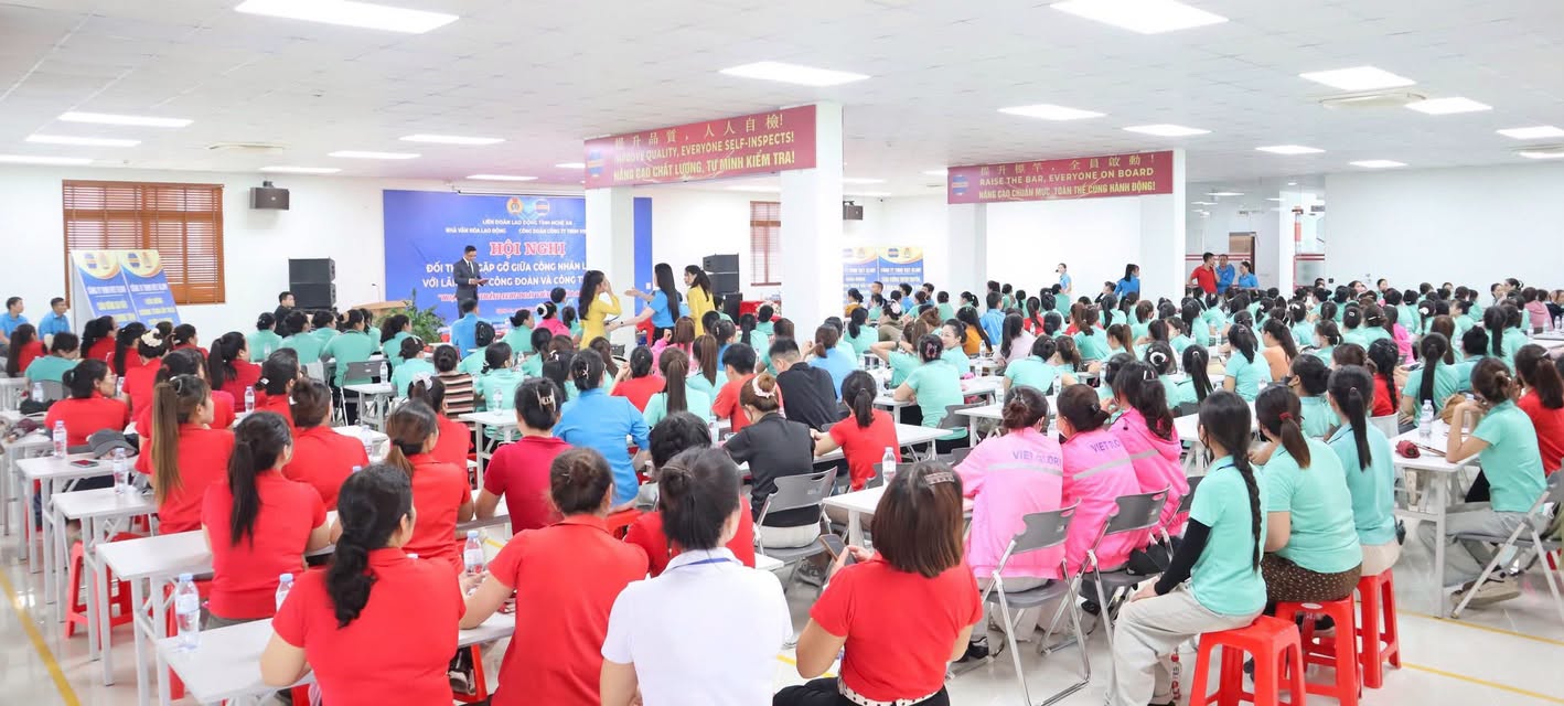 Viet Glory Co., Ltd. organizes a dialogue conference with employees. Photo: Nghe An Trade Union