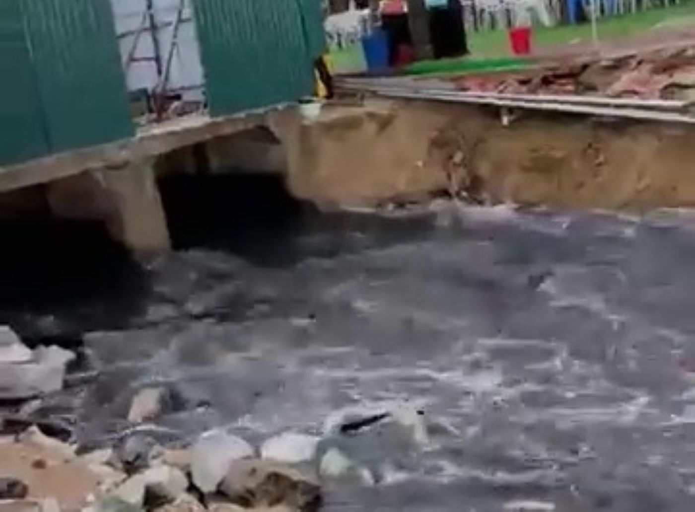 Nước thải đen ngòm chảy ra khu vực bãi biển Sầm Sơn. Ảnh: Cắt từ clip du khách ghi lại thời điểm xảy ra sự việc.