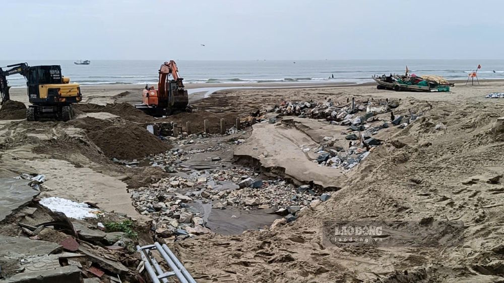 The area where the incident occurred, wastewater overflowing into Sam Son sea. Photo: Quach Du