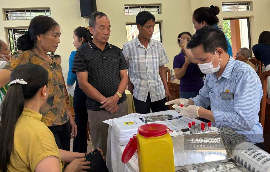 Hàng trăm đoàn viên phường Nghĩa Lộ được khám, tư vấn sức khỏe. Ảnh: An Vi