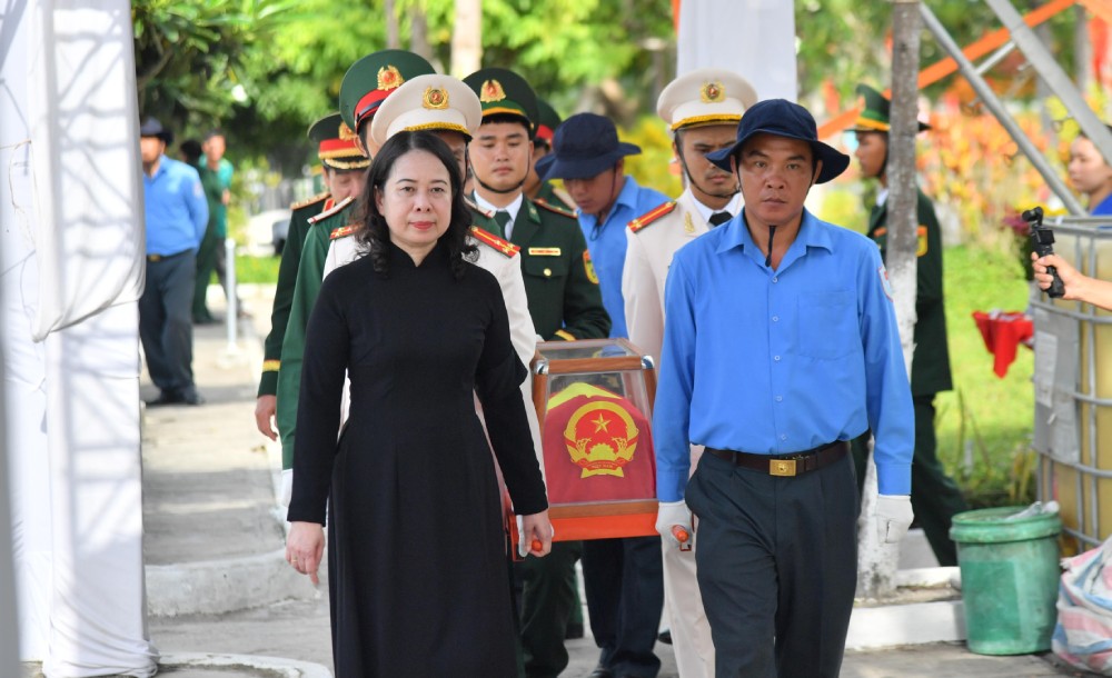 Bí thư Trung ương Đảng, Phó Chủ tịch nước Cộng hòa xã hội chủ nghĩa Việt Nam Võ Thị Ánh Xuân tham dự Lễ viếng, truy điệu và an táng 235 hài cốt liệt sĩ tại An Giang. Ảnh: Phương Vũ/ Bộ CHQS An Giang