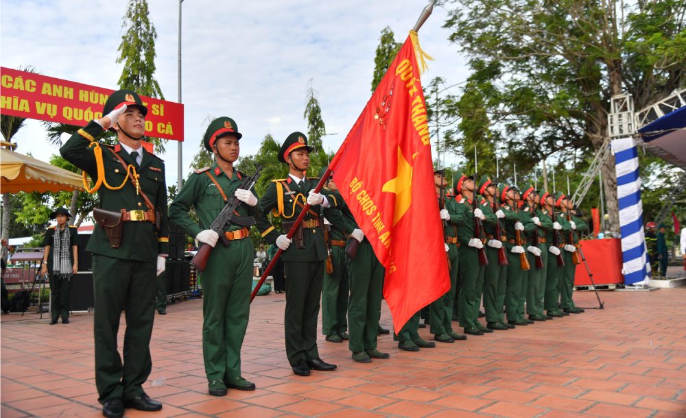 Hoạt động mang ý nghĩa nhân văn sâu sắc này tiếp tục khẳng định chủ trương nhất quán của Đảng, Nhà nước trong công tác tìm kiếm, quy tập hài cốt liệt sĩ; thể hiện truyền thống đạo lý “Uống nước nhớ nguồn“, “Đền ơn đáp nghĩa“. Ảnh: Phương Vũ/ Bộ CHQS An Giang