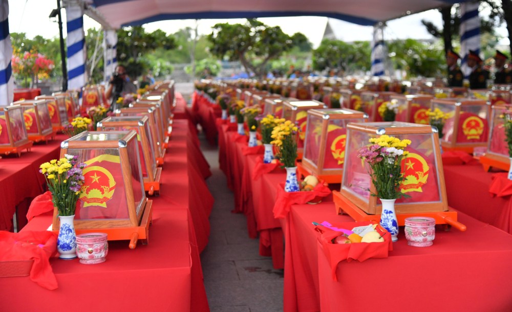 An Giang organizes the funeral, memorial service, and burial of 235 sets of remains of martyrs. Photo: Phuong Vu/ An Giang Military Command
